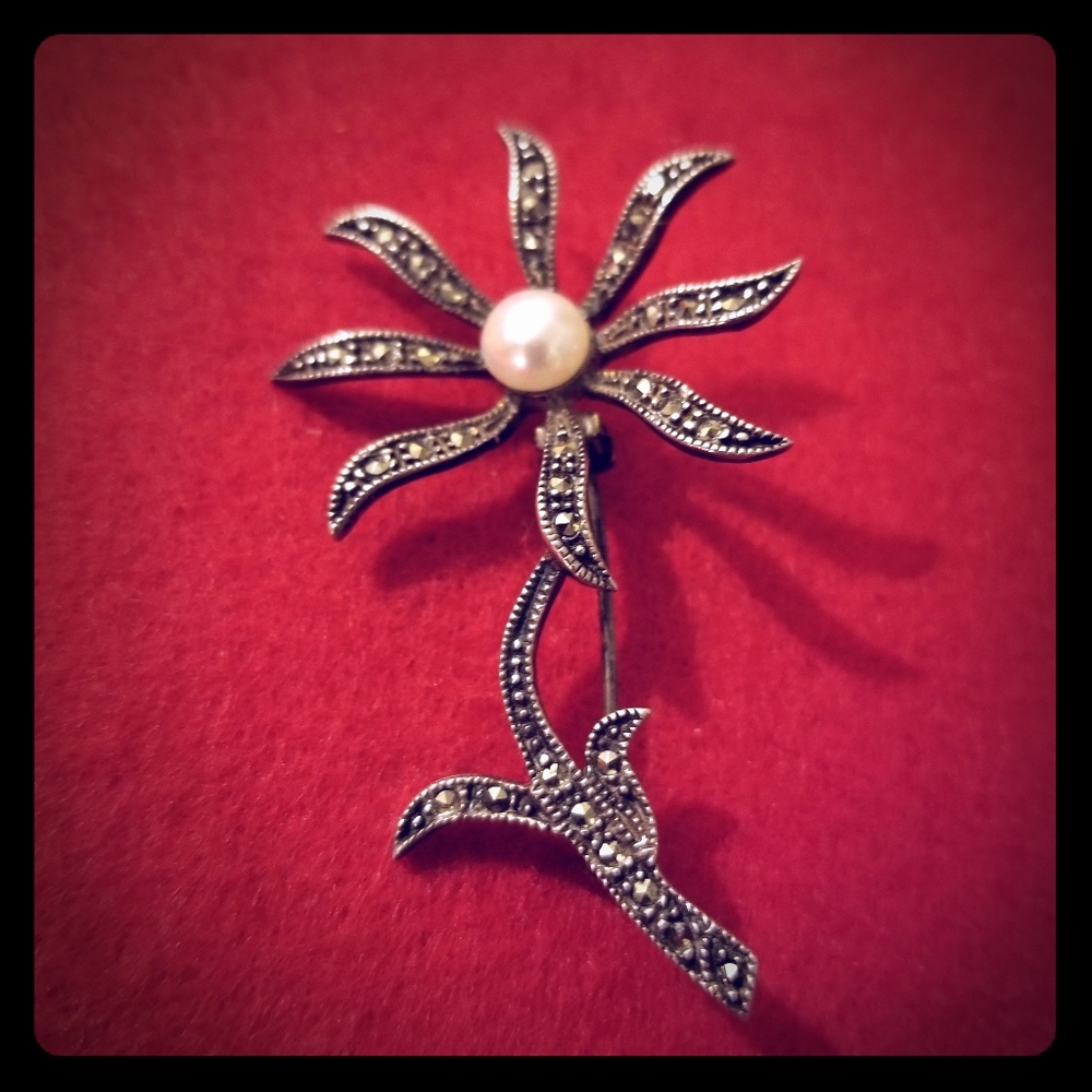 Vintage Sterling, marcasite daisy with real pearl.